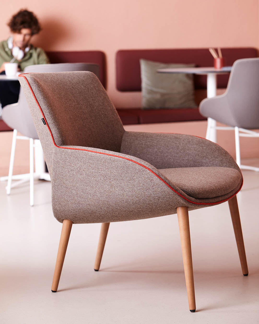 Noom Lounge Chair - Howgroup